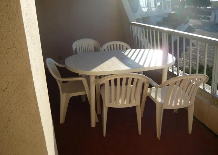 2 Pieces Avec Terrasse Et Garage A Port Camargue - Fr-1-731-150